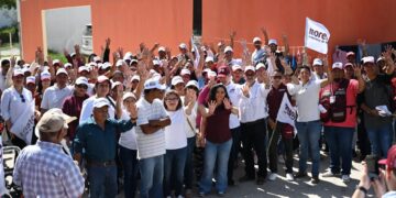 Recibe Olga Sosa respaldo de comerciantes en mercado rodante de Soto La Marina.