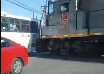 Tren embiste a un camión de pasajeros en Santa Catarina, Nuevo León