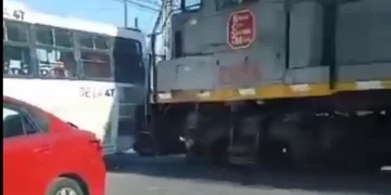 Tren embiste a un camión de pasajeros en Santa Catarina, Nuevo León