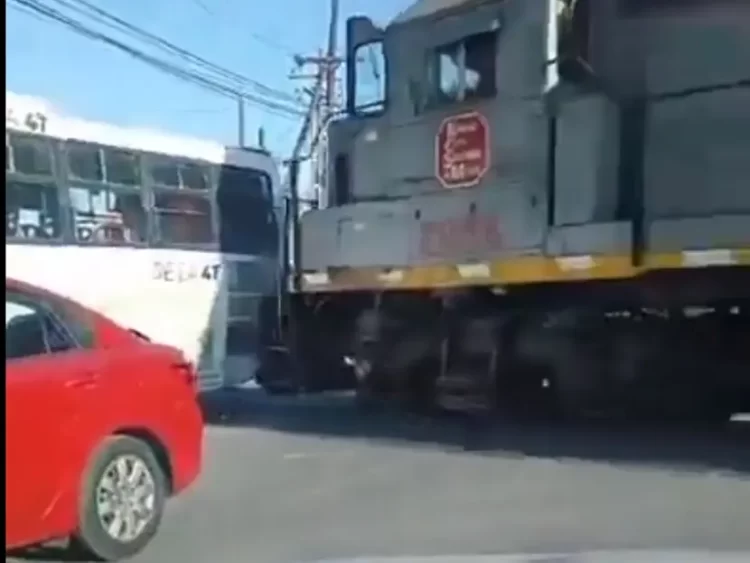 Tren embiste a un camión de pasajeros en Santa Catarina, Nuevo León