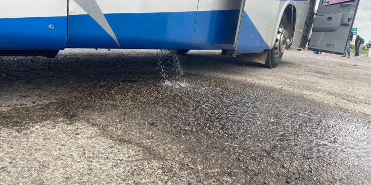 Autobús derrama combustible en carretera Soto la Marina Los Rayones