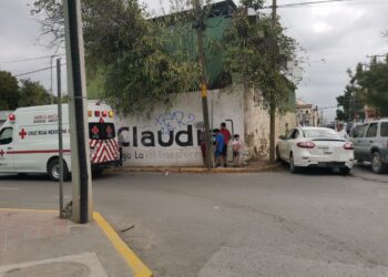 Camioneta omite alto en el 18 Juárez y provoca fuerte choque