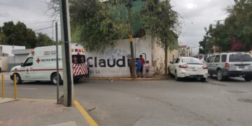 Camioneta omite alto en el 18 Juárez y provoca fuerte choque