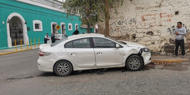 Camioneta omite alto en el 18 Juárez y provoca fuerte choque