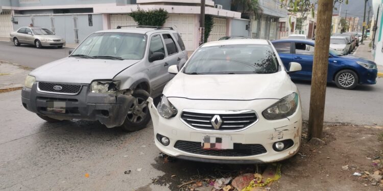 Camioneta omite alto en el 18 Juárez y provoca fuerte choque
