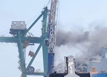 Se incendia grúa que era reparada en patios del puerto industrial