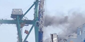 Se incendia grúa que era reparada en patios del puerto industrial