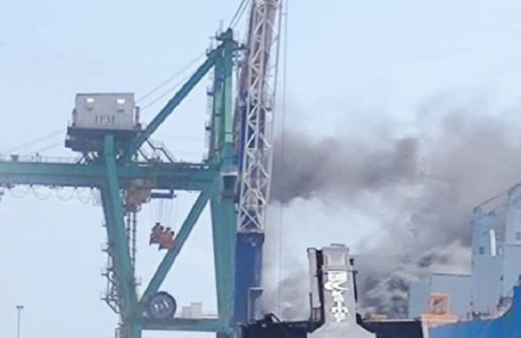Se incendia grúa que era reparada en patios del puerto industrial