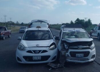 Chocan dos taxis en la ruta Cd. Victoria-Monterrey