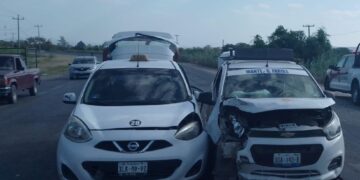 Chocan dos taxis en la ruta Cd. Victoria-Monterrey