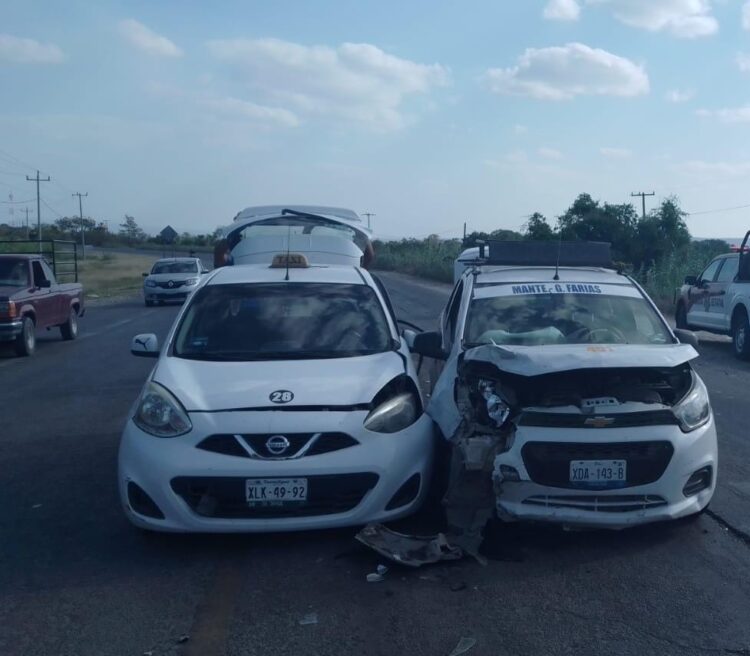 Chocan dos taxis en la ruta Cd. Victoria-Monterrey