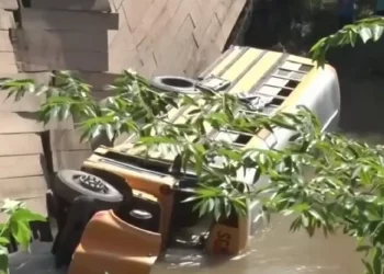 Autobús pierde el control y cae de puente; hay 45 muertos