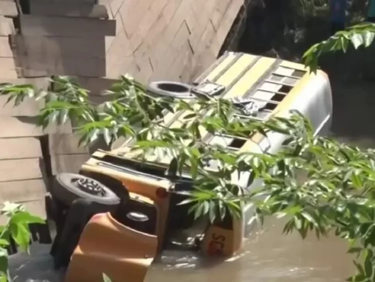 Autobús pierde el control y cae de puente; hay 45 muertos