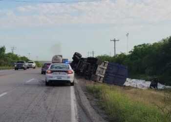 Vuelca doble remolque cargado con fertilizante en San Fernando