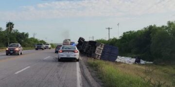 Vuelca doble remolque cargado con fertilizante en San Fernando