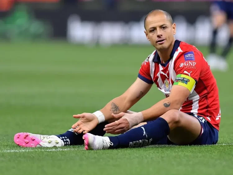 ‘Chicharito’ es baja con Chivas para enfrentar a Monterrey
