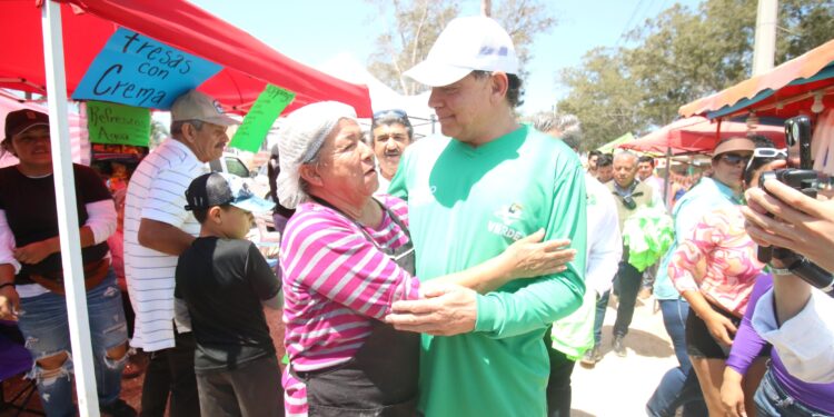 Geño busca voto en recorrido por la playa Barra del Tordo en Aldama