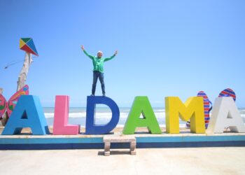 Geño busca voto en recorrido por la playa Barra del Tordo en Aldama