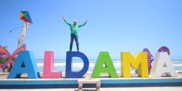 Geño busca voto en recorrido por la playa Barra del Tordo en Aldama