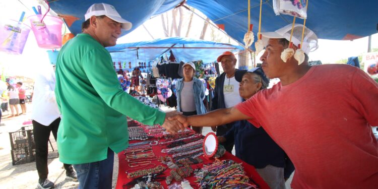 Geño busca voto en recorrido por la playa Barra del Tordo en Aldama