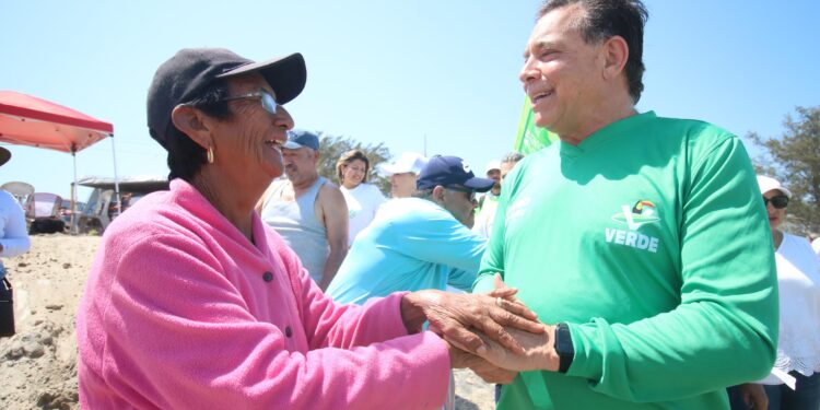Geño busca voto en recorrido por la playa Barra del Tordo en Aldama