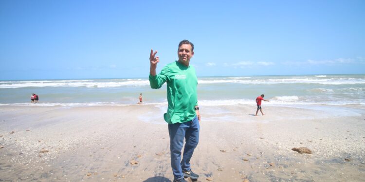 Geño busca voto en recorrido por la playa Barra del Tordo en Aldama