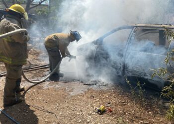 Se incendia camioneta en la Col. Esfuerzo Popular de Cd. Victoria