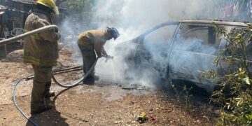 Se incendia camioneta en la Col. Esfuerzo Popular de Cd. Victoria