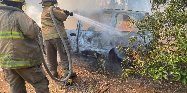 Se incendia camioneta en la Col. Esfuerzo Popular de Cd. Victoria