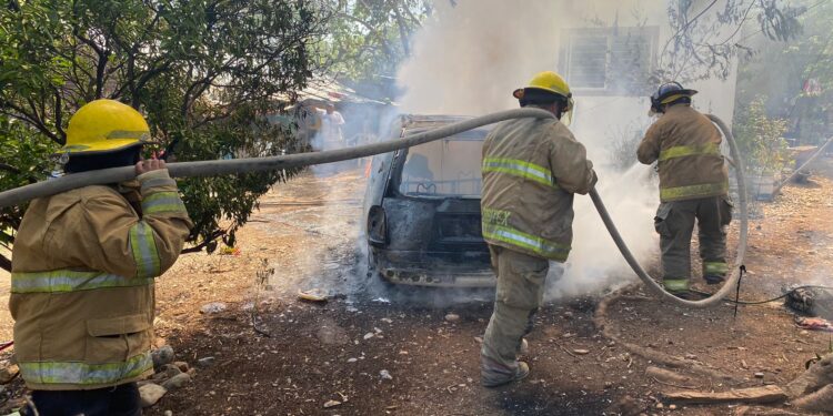 Se incendia camioneta en la Col. Esfuerzo Popular de Cd. Victoria