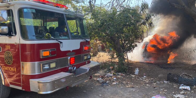 Se incendia camioneta en la Col. Esfuerzo Popular de Cd. Victoria
