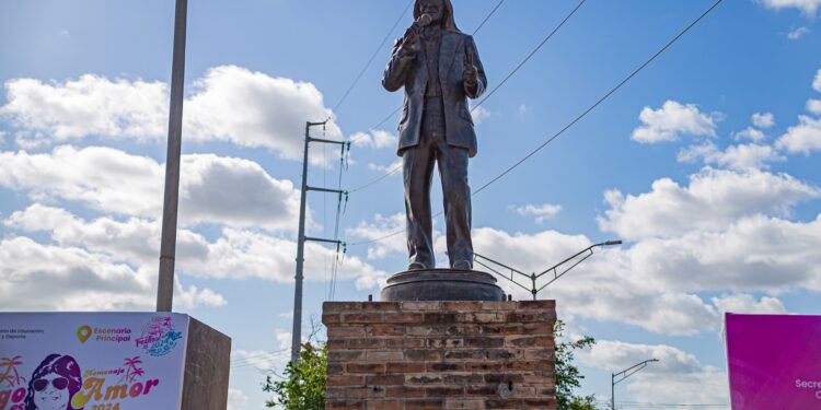 Rinde Matamoros homenaje al cantante Rigo Tovar a 78 años de su natalicio y 19 de su muerte