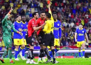 América golea 5-1 al Atlas, tras regalo de penal y expulsión 