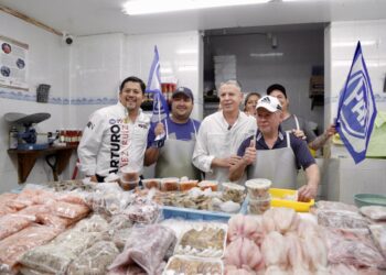 Arturo Núñez candidato a senador por PRI  recorre el mercado en Madero