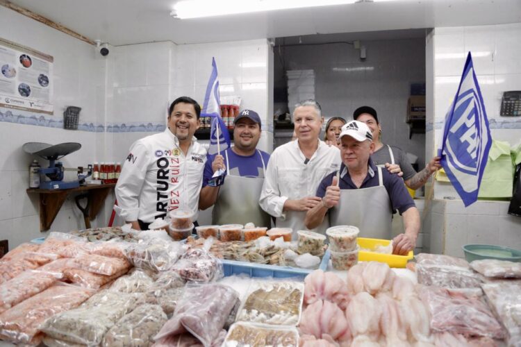 Arturo Núñez candidato a senador por PRI  recorre el mercado en Madero