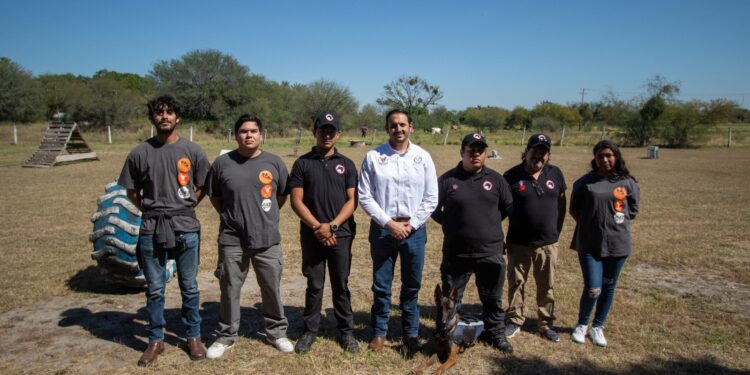 Estudiante de la UAT aporta su experiencia en adiestramiento canino al servicio comunitario