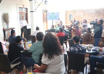 Empresaria regala pastel de zanahoria a Geño y hasta receta secreta en gira por Tampico