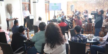 Empresaria regala pastel de zanahoria a Geño y hasta receta secreta en gira por Tampico