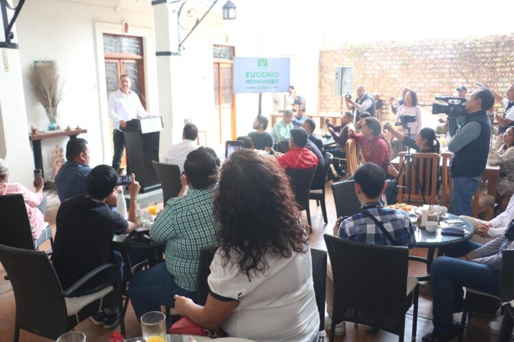 Empresaria regala pastel de zanahoria a Geño y hasta receta secreta en gira por Tampico