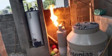 Controlan bomberos incendio por fuga de gas en casa de la Colonia Mainero