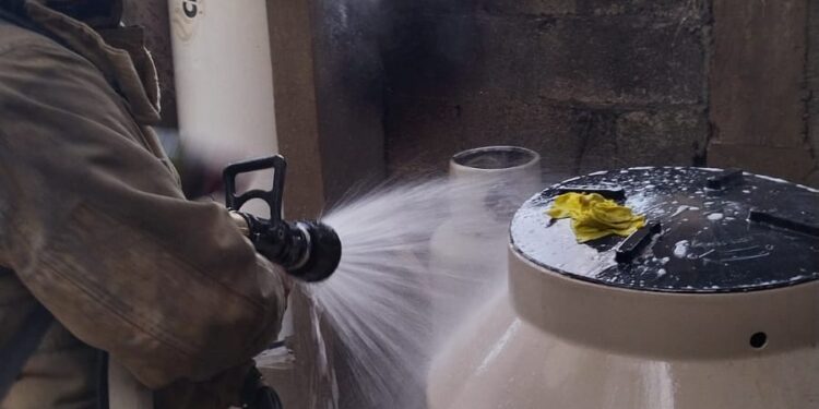 Controlan bomberos incendio por fuga de gas en casa de la Colonia Mainero