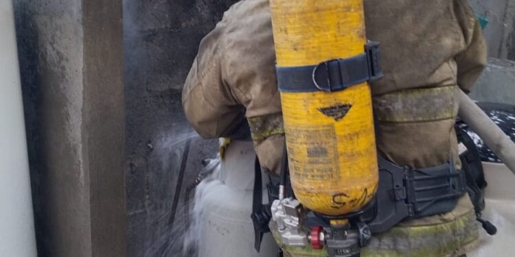 Controlan bomberos incendio por fuga de gas en casa de la Colonia Mainero