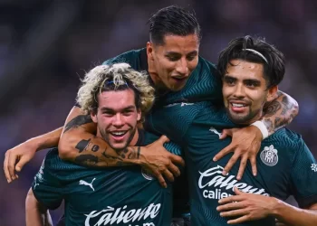 Chivas le pega 2-0 a Monterrey, que se quedó con 9 jugadores