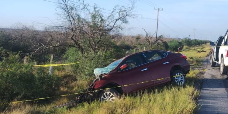 Muere al chocar contra trailer