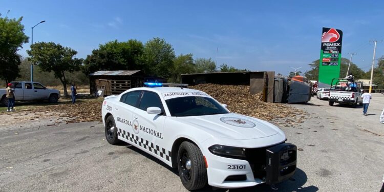 Choque entre camioneta y camión cañero deja a una persona sin vida