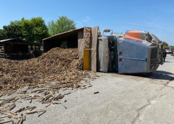 Choque entre camioneta y camión cañero deja a una persona sin vida
