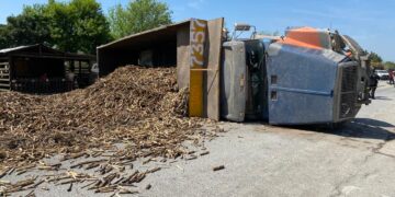 Choque entre camioneta y camión cañero deja a una persona sin vida