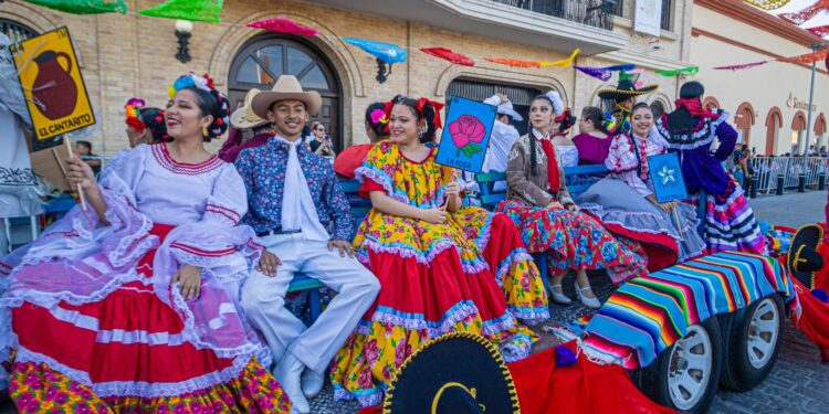 Disfrutan matamorenses del desfile internacional de fiestas mexicanas 2024