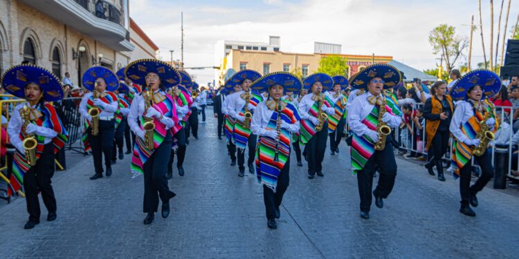 Disfrutan matamorenses del desfile internacional de fiestas mexicanas 2024