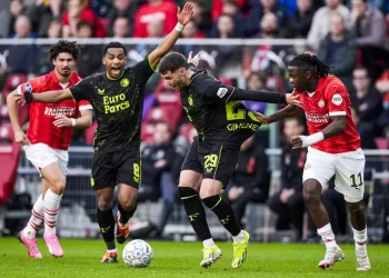 Santi Giménez anota y Feyenoord  logra empate 2-2 con PSV de ‘Chucky’